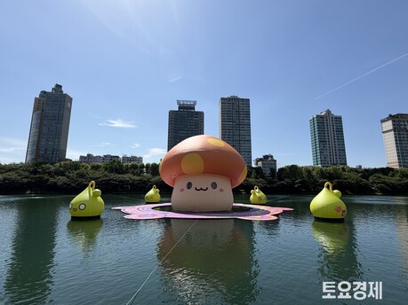 [포토짤뉴스] 석촌호수에 나타난 ‘메이플스토리’ 거대 주황버섯