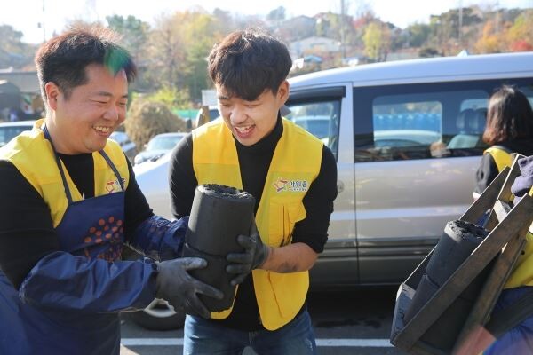▲아워홈 봉사단이 지난 17일 정릉동 인근에서 에너지 소외계층을 대상으로 연탄배달 봉사활동을 하고 있다. [사진=아워홈]