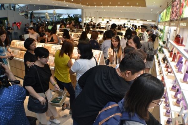 ▲필리핀 마닐라 SM Mall of Asia에 문을연 이니스프리 매장에 현지고객들이 방문하고 있다. [사진=아모레퍼시픽]