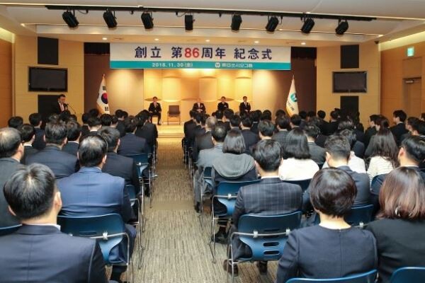 동아쏘시오그룹 창립 86주년 기념식에서 한종현 동아쏘시오홀딩스 사장(왼쪽 단상)이 기념사를 말하고 있다.[사진제공=동아쏘시오]