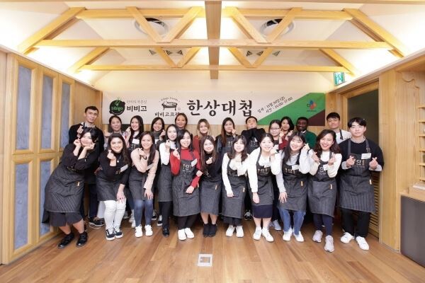 ▲30일 대회에 참여한 비비고프렌즈가 기념사진을 촬영하고 있다. [사진=CJ제일제당]