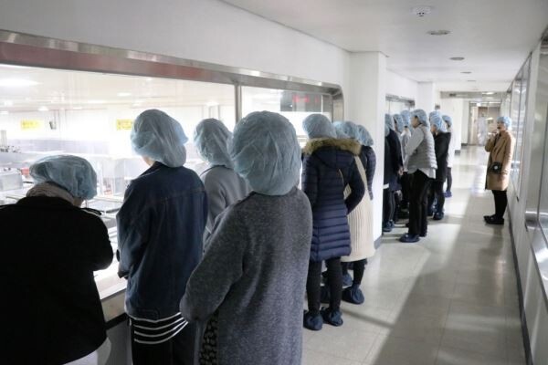 ▲앱솔루트 공장견학 프로그램에 참석한 예비 엄마들이 매일유업 평택공장의 분유 생산라인을 투어하고 있다 .[사진=매일유업]