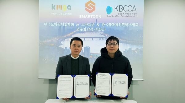 ▲스마트콘 김종현 대표와 한국모바일게임협회 황성익 회장(사진에서 왼쪽)이 업무협약을 체결했다. [사진=스마트콘]