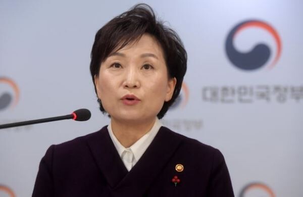 김현미 국토교통부 장관이 19일 오전 정부서울청사에서 수도권 3기 신도시 입지와 2기 신도시 광역교통개선 대책을 발표하고 있다.[사진=연합뉴스]