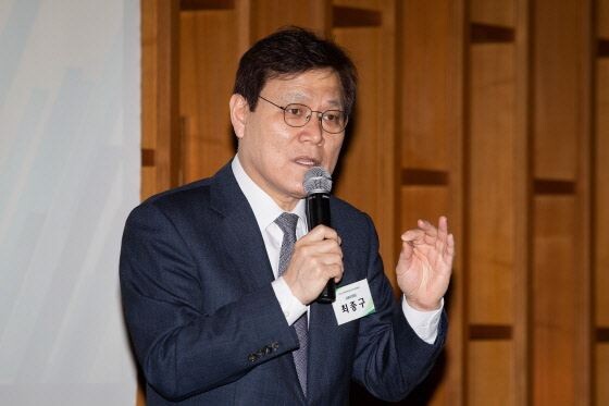 최종구 금융위원장이 내년 5월 중 인터넷전문은행 신규 인가에 속도를 낼 전망이다.[사진 = 금융위원회]