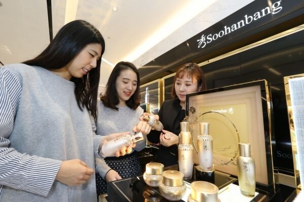 ▲LG생활건강이 노블?한방화장품?브랜드?‘秀(수)한방’을?론칭하고, 20일?신세계면세점?명동점에?‘수한방?플래그쉽?스토어’를?오픈했다. ‘수한방?플래그쉽?스토어’에서 고객들이 제품을 살펴보고 있는 모습. [사진=LG생활건강]