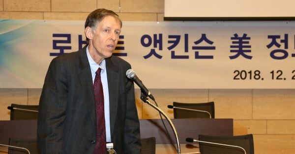 ▲로버트 D.앳킨슨 美정보기술혁신재단(ITIF) 회장이 21일 대한상공회의소에서 '4차산업혁명' 관련 강연을 하고 있다. [사진=대한상공회의소]