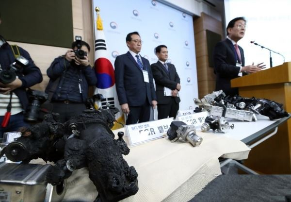 24일 오전 서울 종로구 도렴동 정부서울청사에서 김경욱 국토교통부 교통물류실장과 박심수·류도정 민관합동조사단장이 BMW 화재 원인 최종 결과를 발표하고 있다. 민관합동조사단은 EGR쿨러 균열로 인한 냉각수 누수가 화재 발생원인이나 EGR 설계결함으로 냉각수 끓음 현상(보일링)을 확인했다고 밝혔다.[사진=연합뉴스]
