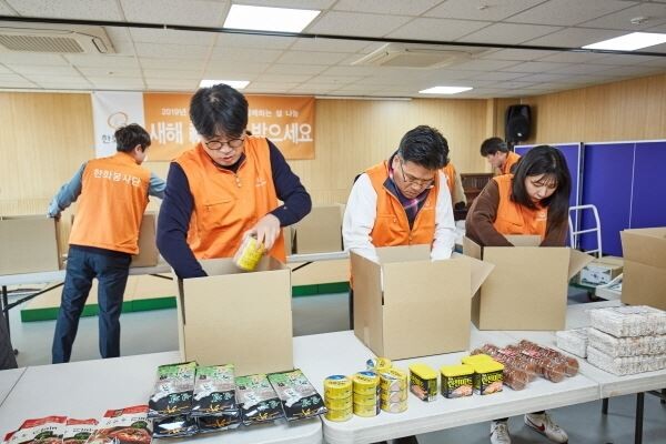 25일 한화건설 임직원들이 마포구 성산동에 위치한 마포장애인종합복지관을 방문, 지역 내 이웃들에게 선물할 설명절세트를 포장해 나눠드리는 설맞이 봉사활동을 진행했다.[사진제공=한화그룹]