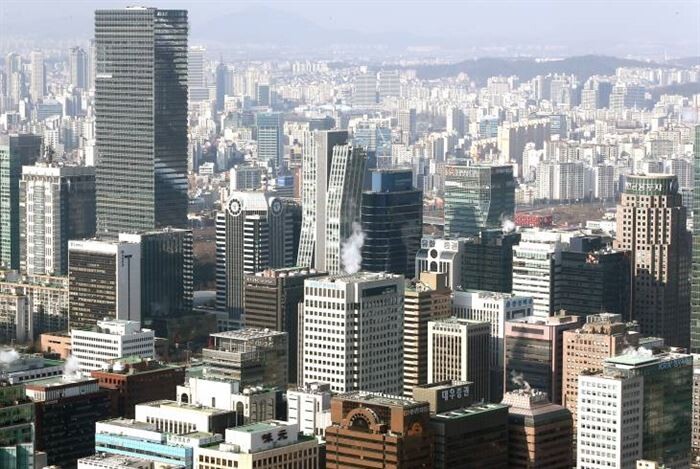 [사진 = 보험·증권 업계가 저조한 실적 성적표로 인해 우울한 전망이 흘러나온다]