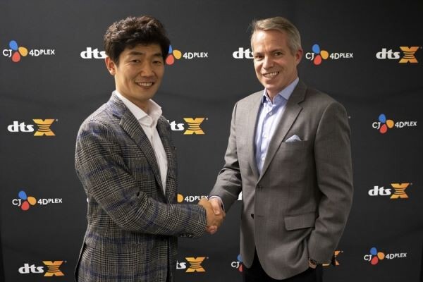 ▲(사진에서 왼쪽) CJ CGV 김종열 기술혁신본부장, 우-엑스페리 코퍼레이션 게일 스카든 부사장. [사진=CJ CGV]