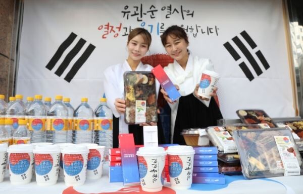 ▲ 25일 오전 이마트24 R충무로스타점에서 이마트24가 삼일절을 맞아 출시한 캠페인 상품들을 선보이고 있다. [사진=이마트24]
