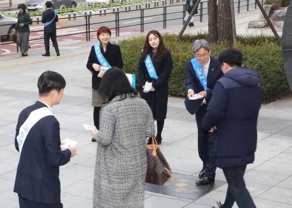 이동빈 은행장을 비롯한 Sh수협은행 임직원들은 4일, 전국 133개 지역 학교 및 아파트 단지 등에서 3월부터 본격 도입되는 ‘초·중·고 교육비 신용카드 납부제도’ 시행을 알리는 가두 홍보 캠페인을 실시했다. 사진은 이동빈 은행장과 직원들이 서울 잠실나루역 인근에서 시민들에게 신(新)제도 시행을 홍보하는 모습.