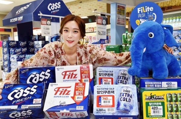 ▲모델이 서울 등촌동 홈플러스 강서점에서 국산맥주 제조사 3개사의 12입팩 상품들을 선보이고 있다. [사진=홈플러스]