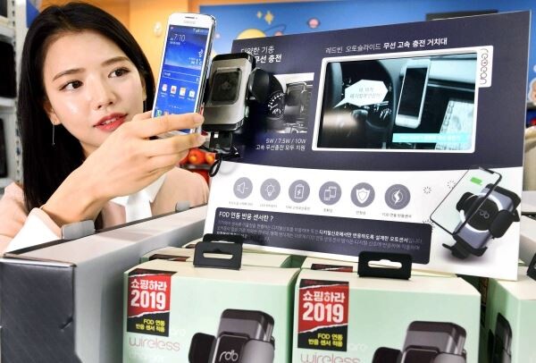 ▲모델이 12일 서울 등촌동 홈플러스 강서점에서 차량용 ‘레드빈 오토스퀘어 무선충전 거치대’를 선보이고 있다. [사진=홈플러스]
