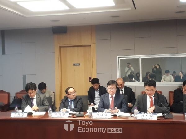 18일 국회 의원회관에서 '마켓플레이스금융 산업의 혁신과 사회적 가치'라는 주제로 토론회를 하고 있는 모습[사진 = 문혜원 기자]