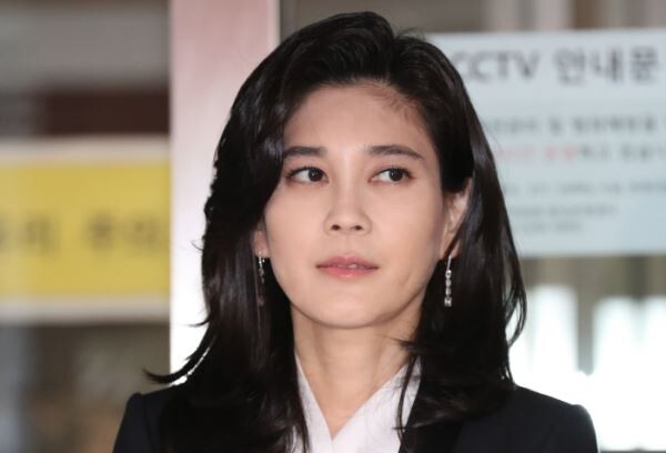 ▲이부진 호텔신라 사장이 21일 오전 주주총회가 열리는 서울 중구 삼성전자 장충사옥에 도착해 주총장으로 이동하기 취재진 앞에 잠시 서 있다. [사진=연합뉴스]