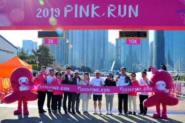 아모레퍼시픽이 주관하고 한국유방건강재단이 주최한 '2019 핑크런'이 개막식에서 노동영 한국유방건강재단 이사장(사진 오른쪽에서 다섯번째)과 행사 관계자들이 기념 촬영을 하고 있다.[사진=아모레퍼시픽]