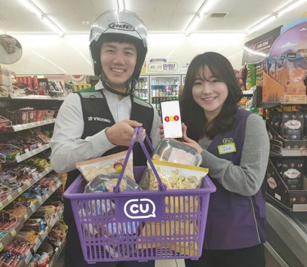 ▲편의점 씨유(CU)는 배달앱 요기요, 배달대행서비스 부릉과 손잡고 배송서비스에 나선다. 1만원 이상 구매 시 주문자가 3000원의 배달료를 지불하고 편의점 상품을 배송받을 수 있다. [사진=BGF리테일]