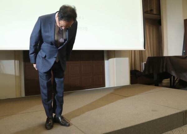 ▲1일 오전 서울 중구 한국프레스센터에서 열린 코오롱생명과학 골관절염 치료제 인보사 판매중단 기자간담회에서 이우석 대표이사가 사과하고 있다. [사진=연합뉴스]
