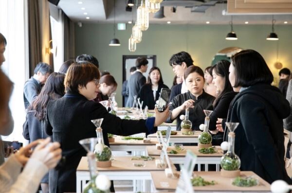 ▲2일, 서울 중구 샘표 우리맛공간에서 우리맛연구팀 최정윤 팀장이 참석자를 대상으로 봄나물 각각의 향미 특징을 설명하고 있다. [사진=샘표]