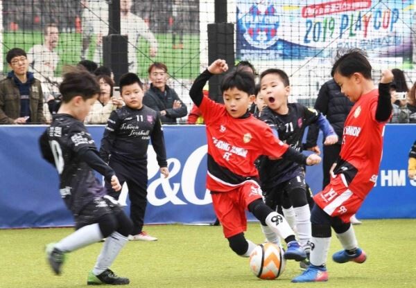 ▲6일 경기도 고양시 장항동 홈플러스 일산점 옥상 ‘HM풋살파크’에서 열린 어린이 축구대회에서 선수들이 열띤 경쟁 중이다. [사진=홈플러스]