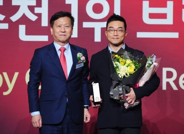 9일 오전 서울 더 플라자 호텔 그랜드볼룸에서 열린 ‘2019 소비자추천 1위 브랜드 대상’에서 ㈜골프존데카 정주명 대표이사(오른쪽)가 전중옥 심사위원장(왼쪽)으로부터 골프거리측정기 부문 대상을 수상하고 있다.
