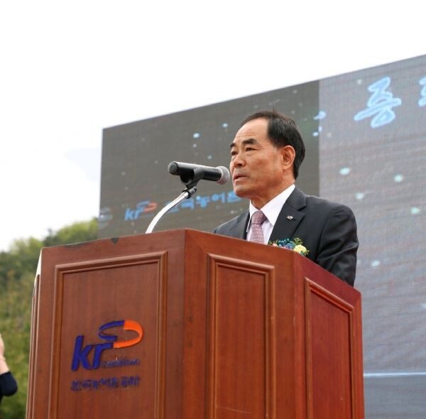 김인식 사장은 충북 증평군 삼기저수지에서 가진 올 한해 안전한 영농과 국민이 믿을 수 있는 농산물 생산을 기원하는 통수식에서 기념사를 통해 수량과 수질을 고려한 맞춤형 영농지원을 하겠다고 말했다. [사진제공=농어촌공사]