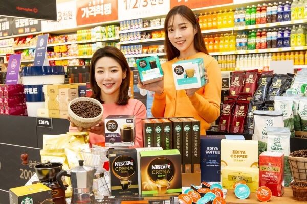 ▲19일 서울 등촌동 홈플러스 강서점에서 모델들이 ‘홈플러스 카페쇼’ 관련 상품을 선보이고 있다. [사진=홈플러스]