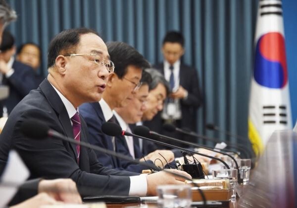 23일 정부는 정부서울청사에서 주재한 산업경쟁력 강화 관계장관회의에서 올 5월 28일까지 1년 기한으로 지정된 산업위기대응특별지역 지정을 지역경제 자립 기반 마련을 위해선 좀 더 장기간의 지원이 필요하다고 판단해 오는 2021년 5월 28일까지 2년 연장키로 했다.[사진=기획재정부]