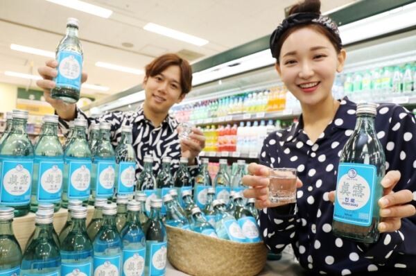 ▲이마트는 30일 하이트진로의 뉴트로소주 '진로' 판매를 시작했다. [사진=이마트]