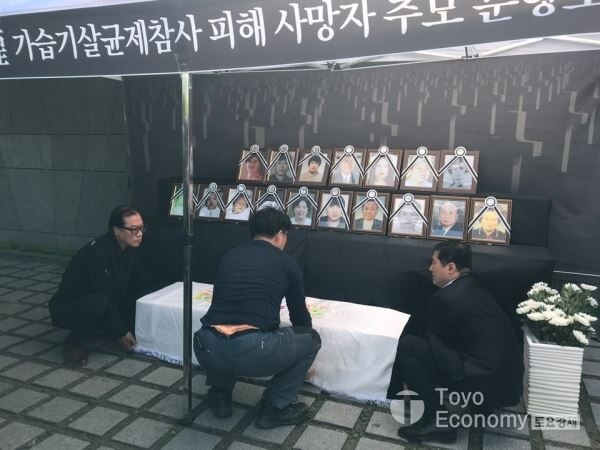 ▲가습기살균제 피해자들이 2일 서울 여의도 옥시레킷벤키저 사옥 앞에서 시민분향소를 설치하고 있다. [사진=김자혜 기자]