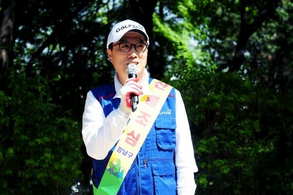 박기원 골프존 대표이사가 3일 강남 소재 대모산에서 산불예방 및 산지정화 활동을 위해 모인 골프존 임직원에게 격려사를 하고 있다.[사진제공=골프존]