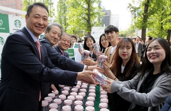 ▲(사진 왼쪽 첫번째부터) 스타벅스커피 코리아 송호섭 대표이사, 환경부 박천규 차관, 환경재단 최열 이사장. [사진=스타벅스커피코리아]