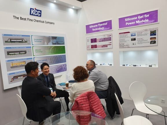 세계 최대 반도체 소재 전시회 'PCIM Europe 2019'에 참가한 KCC가 관람객에게 KCC 제품을 소개하고 있다.[사진제공=KCC]