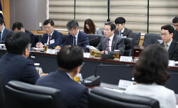 김용범 금융위원회 부위원장이 9일 오전 서울 종로구 정부서울청사에서 열린 ‘제2금융권 가계개인사업자대출 관리‘관련 관계기관 협의회를 개최하고 의견을 나누고 있다.[사진 = 금융위원회 제공]