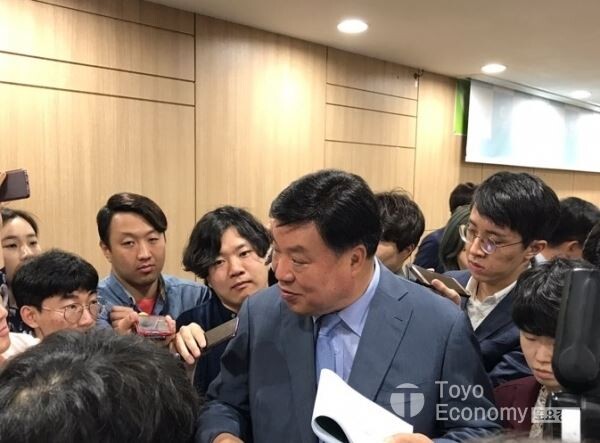 ▲ 16일 셀트리온그룹 서정진 회장이 인천시 투자 기자회견을 갖고 기자들과 질의응답을 받고 있다. [사진=김자혜 기자]