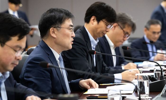 금융위원회는 지난 17일 손병두 사무처장 주재로 관계기관 합동 '제2차 거시건전성 분석협의회'를 개최하고 '부동산 PF 익스포져 건전성 관리 방안'과 '채권대차시장 리스크 관리방안' 을 논의했다.[사진 = 금융위원회 제공]