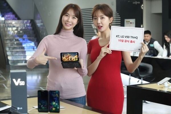 LG전자 첫 5G 스마트폰인 'LG V50 씽큐'가 국내 출시 8일 만에 판매량 10만대를 돌파한 것으로 드러나 그 배경에 관심이 뜨겁다[사진=LG전자]