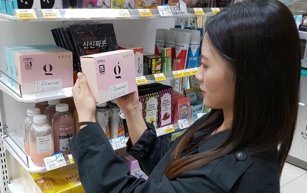 ▲고객이 GS25에서 자궁경부암 진단키트 가인패드를 살펴보고 있다. [사진=GS리테일]