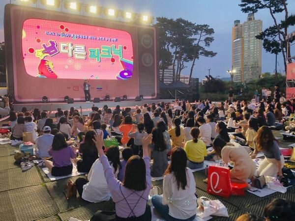 ▲롯데면세점이 25일 남다른피크닉 행사 중 미니콘서트를 진행하는 모습. [사진=롯데면세점]