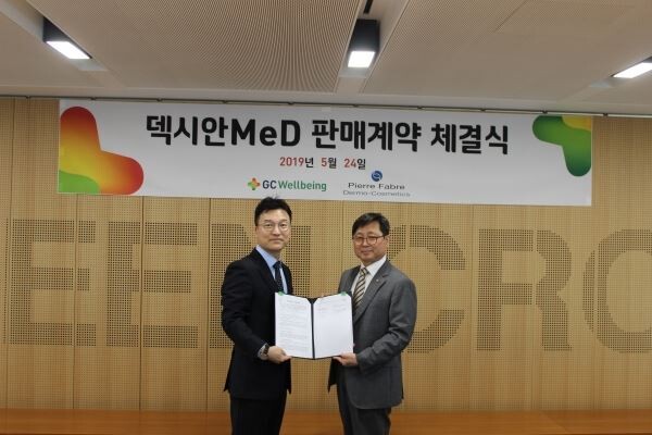 ▲유영효 GC녹십자웰빙 대표(오른쪽)와 조석환 피에르파브르 더모코스메틱 코리아 대표(왼쪽)가 지난 24일 경기도 분당에 위치한 GC녹십자웰빙 본사에서 ‘덱시안 MeD 크림’ 판매 계약을 체결한 후 기념촬영을 하고 있다.