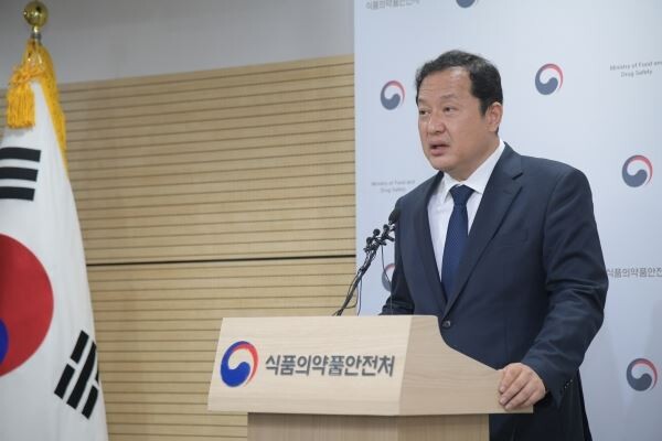 ▲28일 오전 청주시 흥덕구 오송읍 식품의약품안전처에서 강석연 바이오생약국장이 의약품 성분이 뒤바뀐 골관절염 유전자치료제 '인보사케이주'(인보사)에 대한 조사 결과를 발표하고 있는 모습. [사진=식품의약품안전처]
