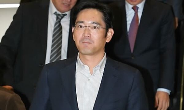 이재용 부회장이 작년에 발표했던 '3년간 180조원 투자와 4만명 채용 계획'은 흔들림 없이 추진해 양질의 일자리를 창출하고 경제활성화에도 기여해야 한다고 말했다.[사진=연합뉴스]