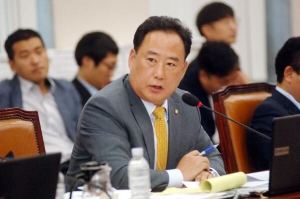 당진시가 민간전문가를 적극 활용해 공공건축의 품격을 높이고, 지자체 건축·도시·경관 행정의 전문성을 강화하는 ‘총괄·공공건축가 지원 시범사업’에 최종 선정됐다. 사진은 더불어민주당 어기구 의원.