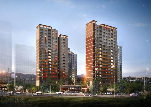 HDC현대산업개발은 일산 2차 아이파크 잔여세대에 대해 선착순 동호수 지정 계약을 진행한다. 이 아파트는 보육에 특화된 평면과 서비스를 제공하는 민간임대아파트라는 점에서 어린 자녀를 둔 30~40대 수요자들의 주목을 받고 있다. [사진=HDC현대산업개발]