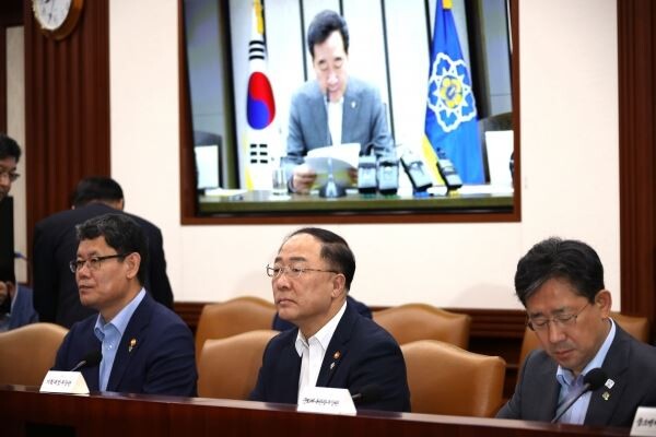 ▲홍남기 경제부총리 겸 기재부장관이 5일 열린 국정현안점검조정회의에 참석한 모습. [사진=연합뉴스]
