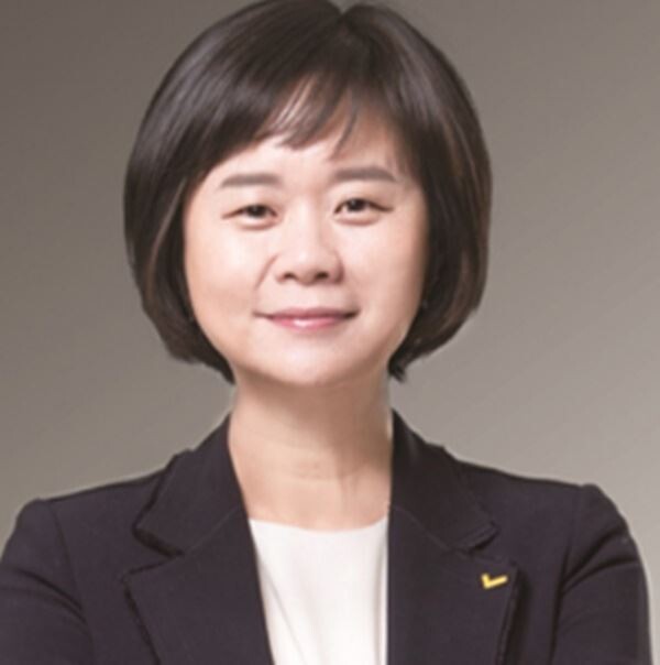 정의당 이정미 대표는 11일 '물컵 갑질'로 경영에서 물러난 조현민 전 대한항공 전무가 전날 기습적으로 경영에 복귀한 것과 관련, "조 씨가 14개월 만에 뻔뻔한 복귀를 한 것"이라며 "물컵 갑질에 이은 경영 갑질"이라고 비판했다.