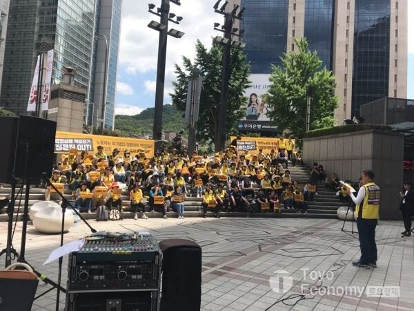 ▲11일 서울 신세계 명동 본점앞에서 민주노총 서비스연맹 마트산업노동조합은 마트노조 결의대회를 열고 이마트 노동자에 책임을 전가하는 신세계 정용진 부회장을 규탄했다. [사진=김자혜 기자]