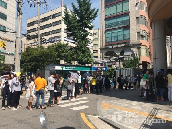▲13일 이마트 창동점 오픈 시간에 줄지어 기다리는 모습. [사진=김자혜 기자]